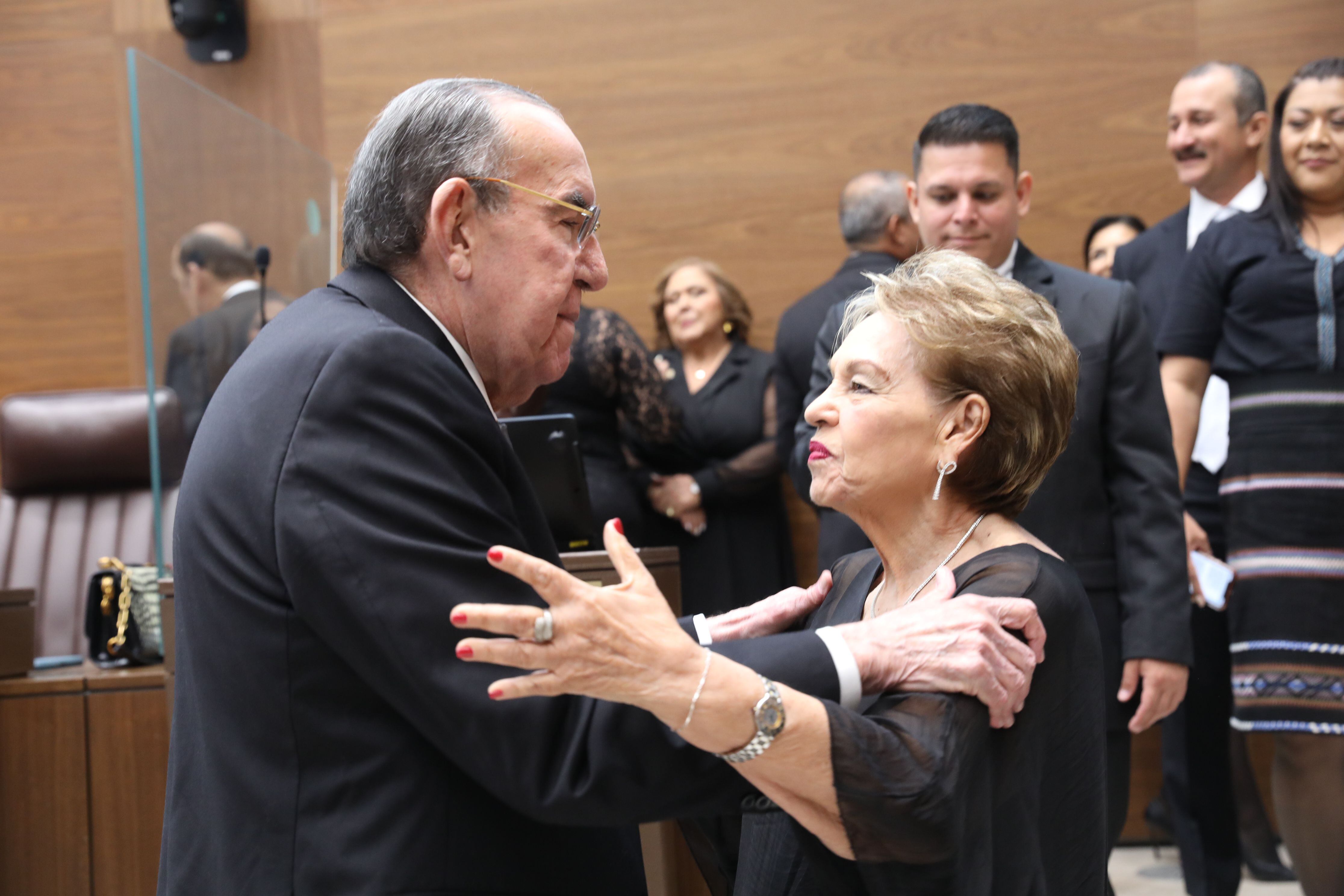 La diputada independiente Gloria Navas adelantó que expondrá al presidente legislativo, Rodrigo Arias, y al plenario, sus razones para continuar al frente de la comisión de Seguridad y Narcotráfico. 