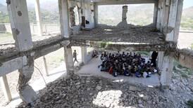 Niños de Yemen vuelven a clases en escuelas en ruinas