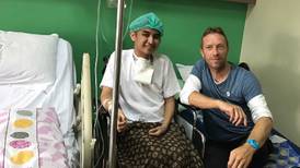 Chris Martin visitó a fan  hospitalizado en Filipinas