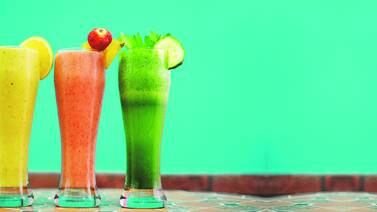 Nutricionistas recomiendan usar el vidrio para conservar nutrientes de batidos de frutas