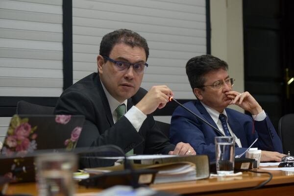 Carlos Ricardo Benavides, del PLN, y Pedro Muñoz, del PUSC, votaron a favor de la nueva versión del proyecto contra los abusos de las huelgas. Fotografía: Jose Díaz/Agencia Ojo por Ojo