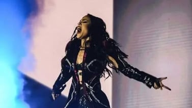 Danna Paola se cae en un concierto en México