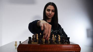Conozca a la ajedrecista iraní que se presentó sin hiyab en un torneo tras la muerte de Mahsa Amini