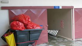 Hospital de Liberia desecha sangre en bolsas de basura