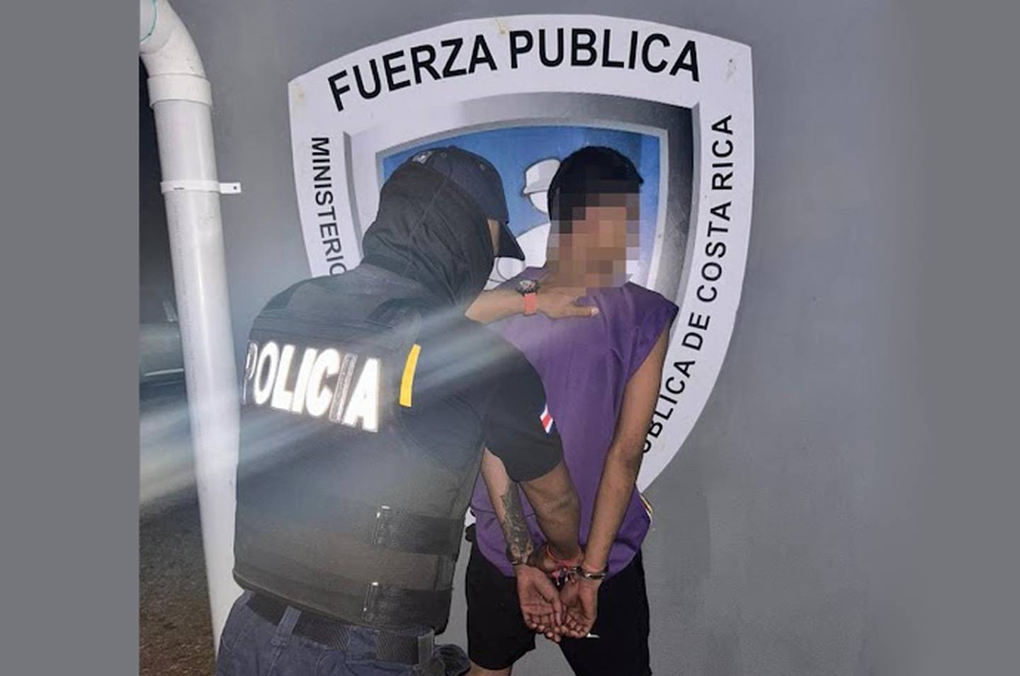 Un joven de 23 años, de apellido  Guevara, enfrenta tres meses en prisión preventiva después de ser detenido por presuntos vínculos con el sicariato y otros delitos. Foto: (MSP)