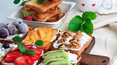 Tostadas francesas con frutas frescas: ¡Una explosión de sabor para su desayuno!