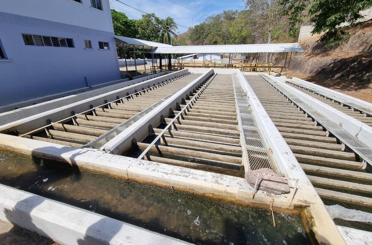La planta potabilizadora del AyA en Liberia  toma agua del río Liberia en un punto que se localiza a unos 100 metros del vertedero municipal donde se estiman unas 60.000 toneladas de residuos a la intemperie. Fotografía: Aresep.