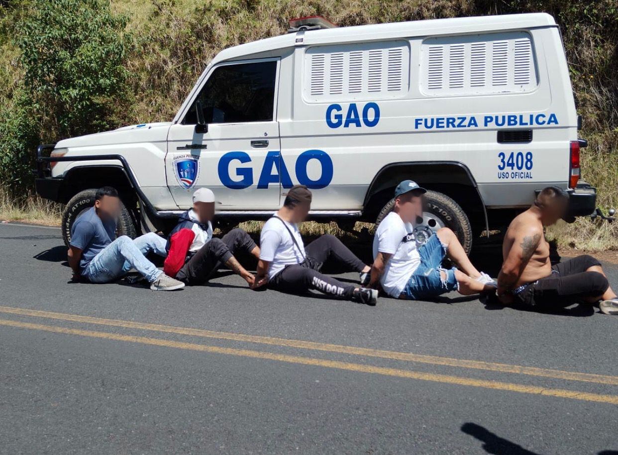 Cinco sujetos quedaron en la Fiscalía como sospechosos de un bajonazo ocurrido frente al restaurante Fredo Fresas en Poás de Alajuela. Foto: Cortesía MSP