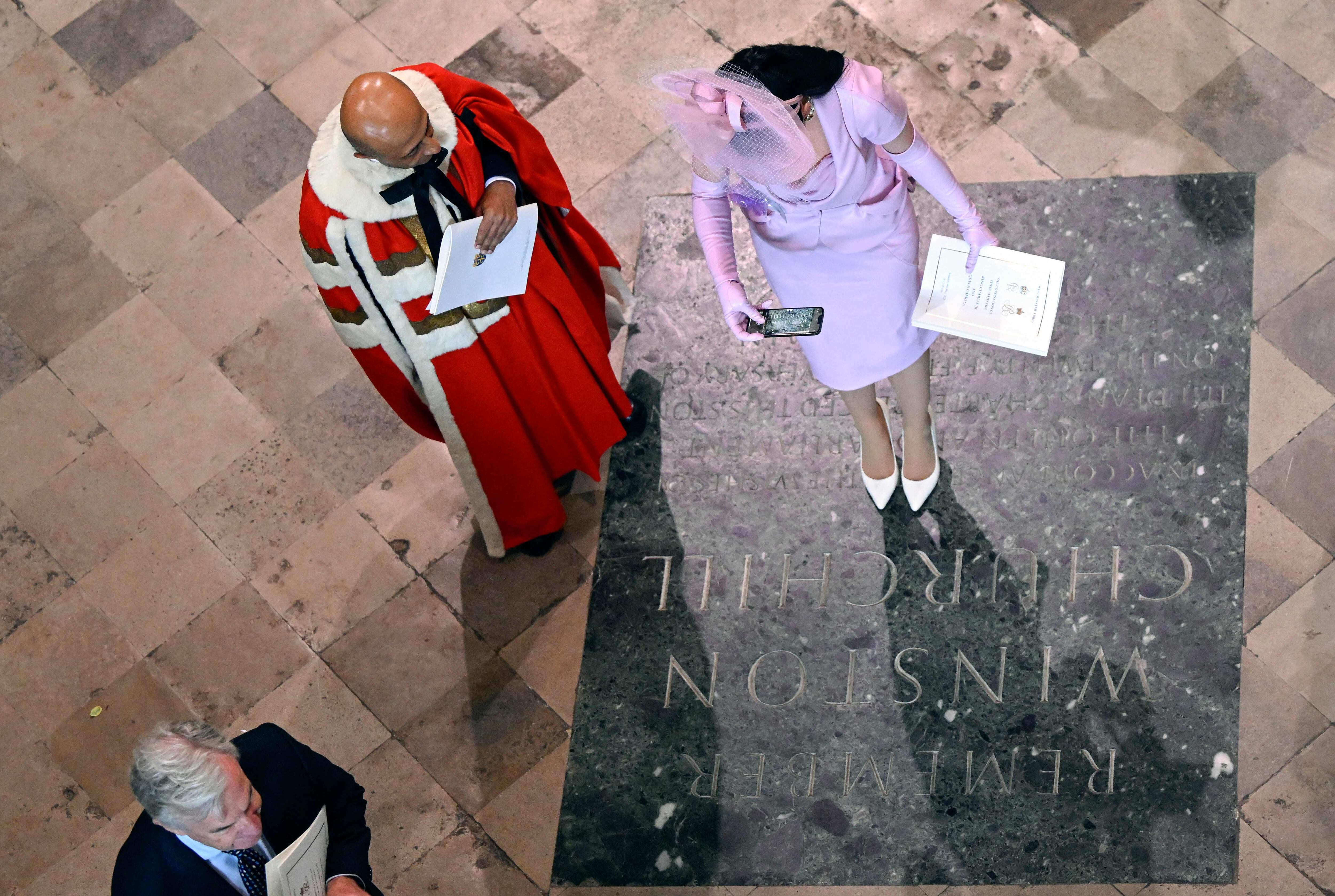 Dentro de la abadía Katy Perry hizo una foto de sus pies al lado de una piedra conmemorativa de Winston Churchill. 