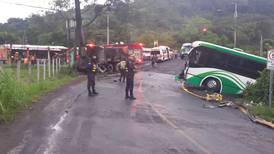 44 personas atendidas por colisión frontal entre vagoneta y bus