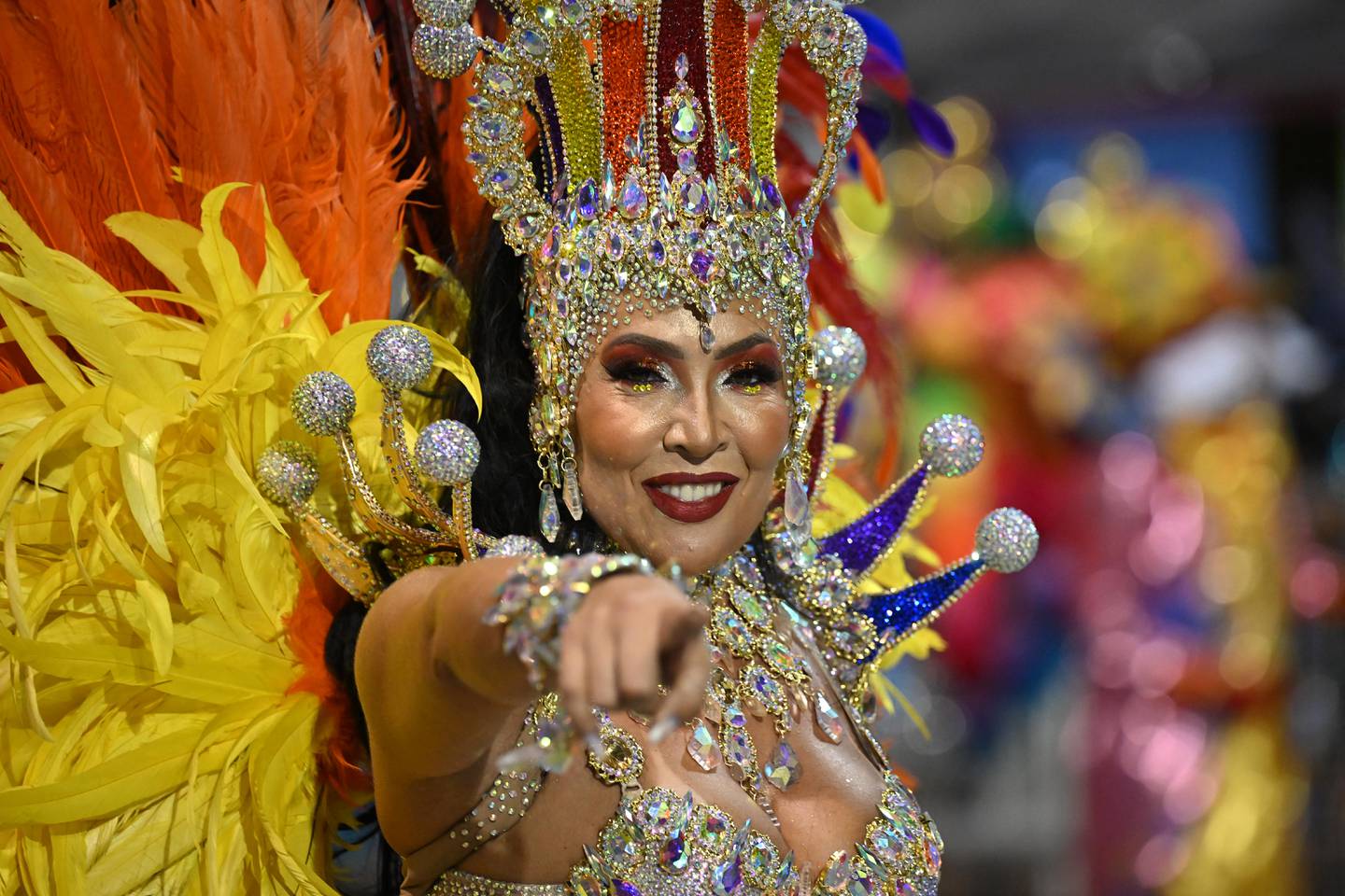 Una juerguista de la escuela de samba Aguia de Ouro viste su traje cargado de brillos y colores.