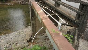 Municipio urge reparar puente sobre río Barú por deterioro