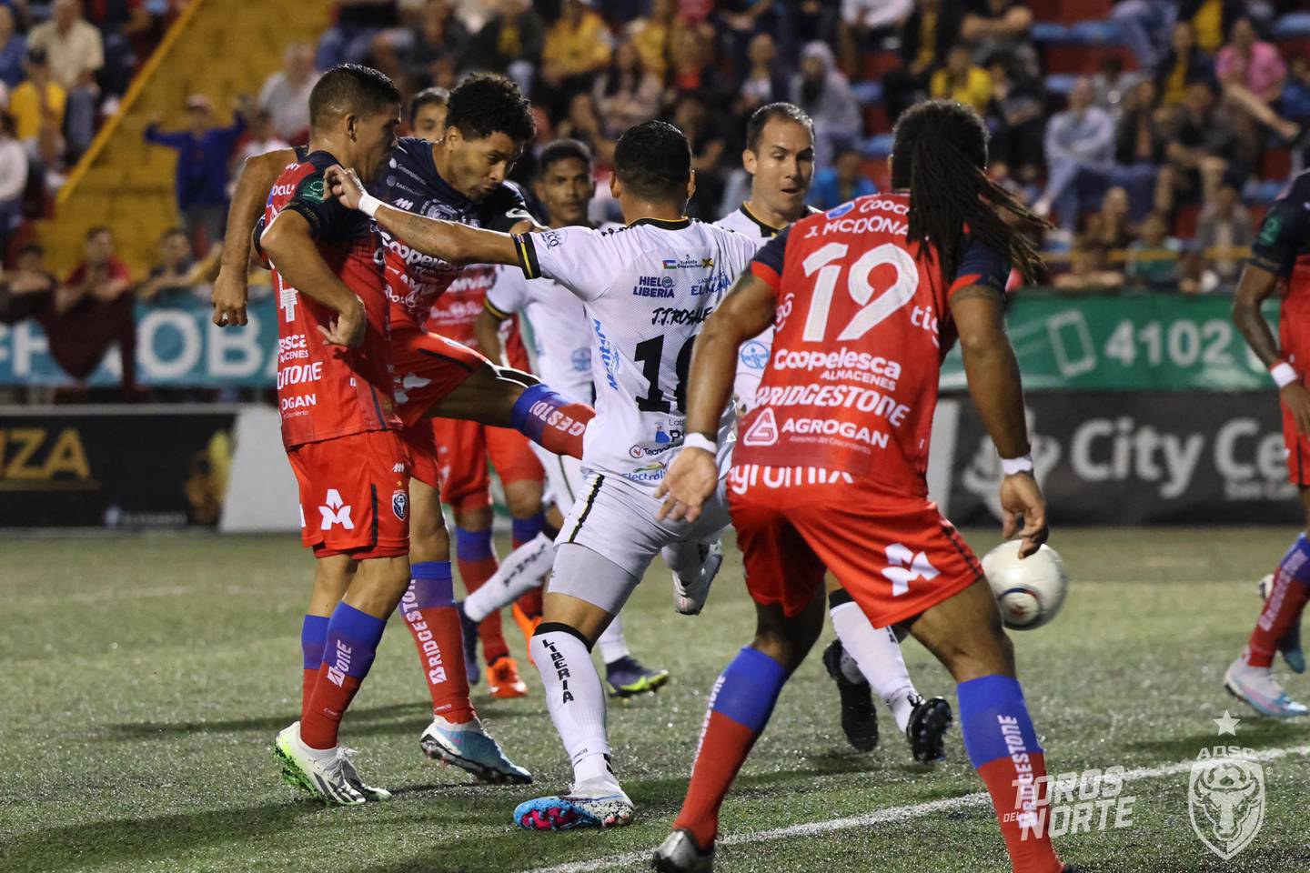 Álvaro Saborío entró al juego y con su anotación encaminó el triunfo de San Carlos contra Liberia.