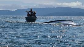 Particulares rescataron a pasajeros de barco pesquero que se hundía en Isla Tortuga