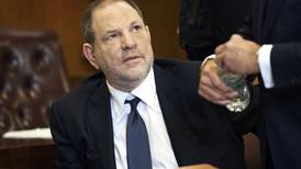 Harvey Weinstein se declara inocente de cargos de violación en tribunales
