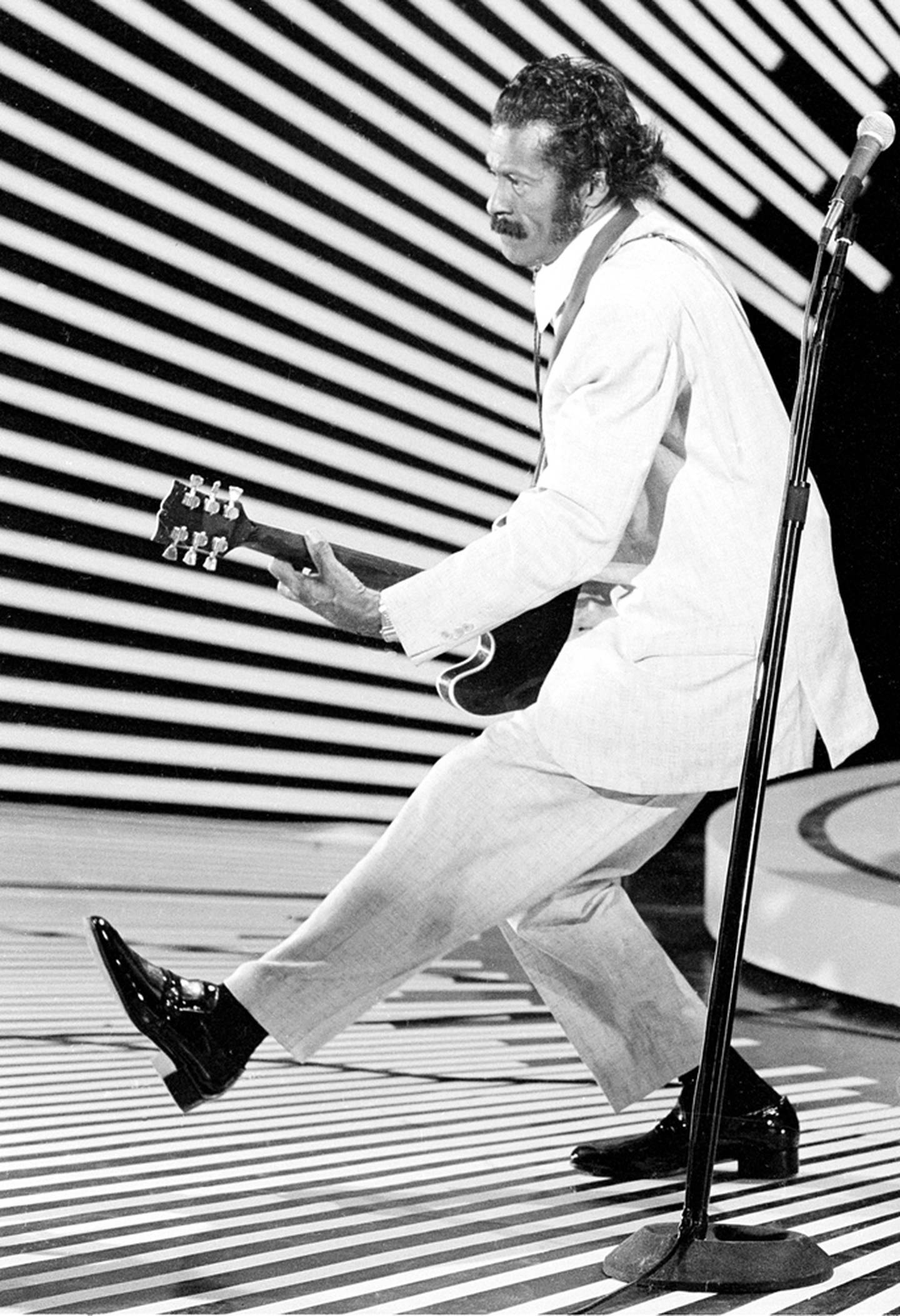 Легендарные исполнители. Чак Берри. Чак Берри рок н ролл. Чак Берри 1950. Chuck Berry фото.