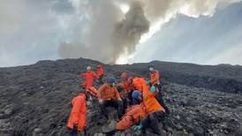 Suben a 22 los muertos por erupción volcánica en Indonesia