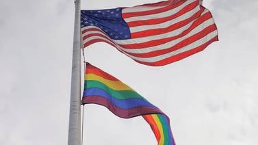 Ley de presupuesto prohíbe izar la bandera LGBTIQ+ en embajadas de EEUU