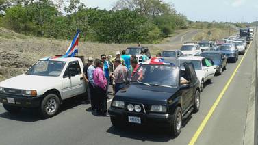 Vecinos de Turrubares protestaron por mal estado de vías