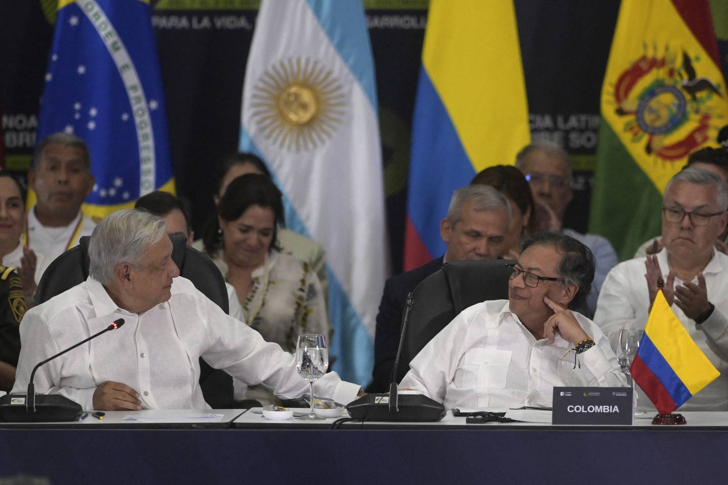 El presidente mexicano, Andrés Manuel López Obrador (i), y su homólogo colombiano, Gustavo Petro, conversan durante la Conferencia Latinoamericana y del Caribe sobre Drogas en el Centro de Eventos Valle del Pacífico en Cali, Colombia