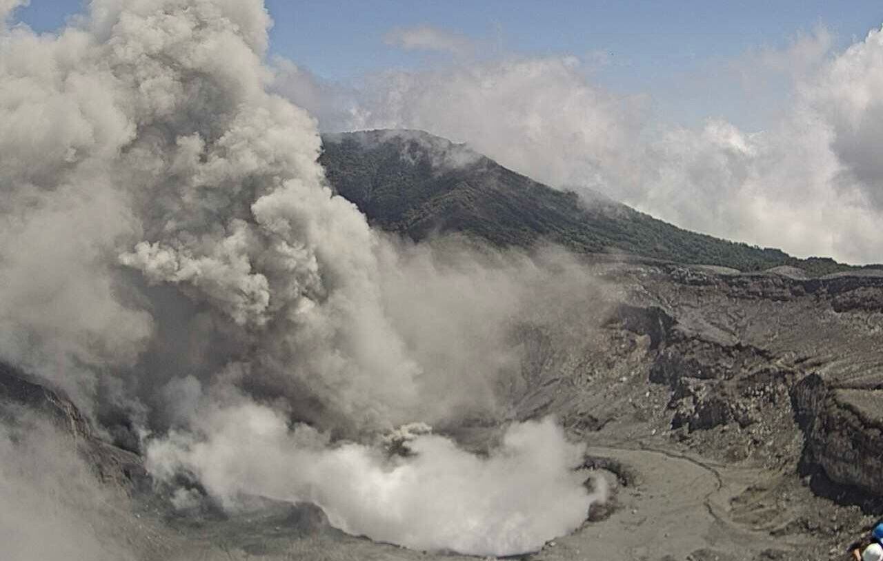 El volcán Poás, en Alajuela, ha lanzado gases con ceniza en los últimos dos días. Fotografía: Minae