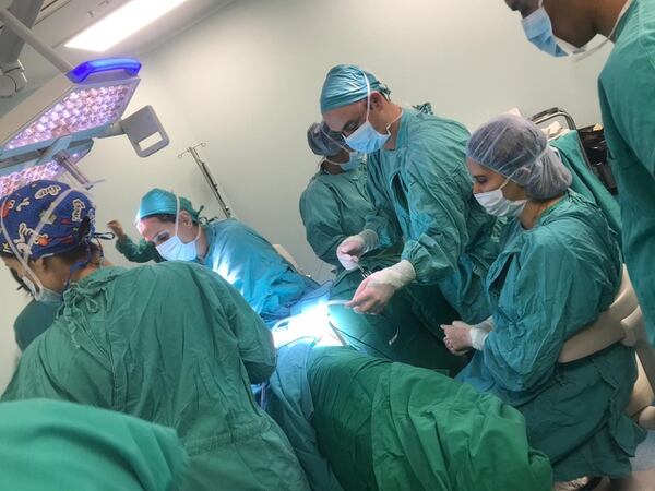 La paciente se recupera satisfactoriamente de la cirugía en su casa en Nicoya. Fotografía cortesía de la oficina de prensa de la CCSS