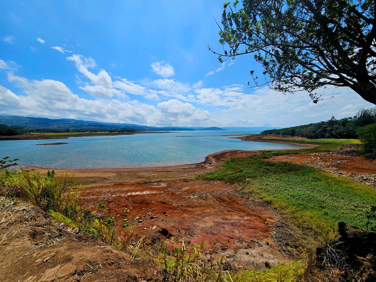 El embalse Arenal este 7 de mayo de 2024. Ese es el reservorio más grande del país y tuvo a finales de mayo del 2023 uno de los registros más bajos de agua en la última década. Fotografía: Wini Chaves para LN
