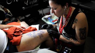 Tatuadores turistas y familias  se juntaron en el Paradise Tattoo
