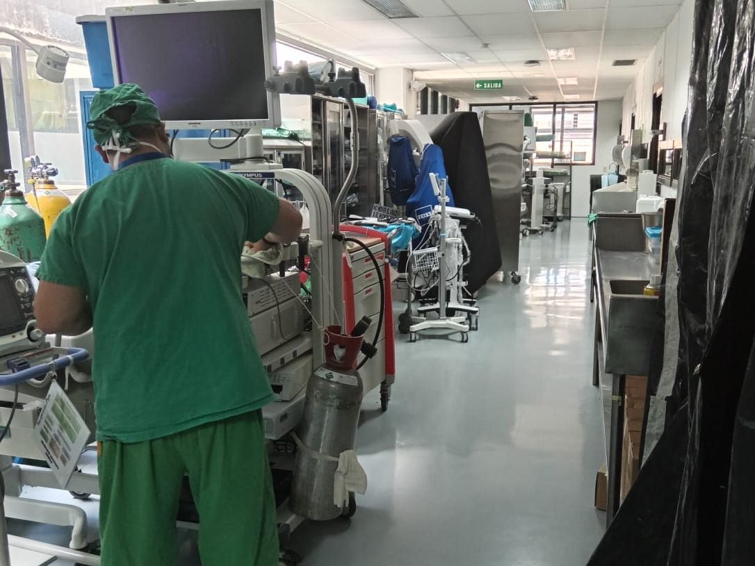 En un hospital como el Max Peralta, en Cartago, los médicos especialistas trabajan en el área de quirófanos con pasillos llenos de equipos debido al hacinamiento. Solo en ese hospital, renunciaron 21 especialistas en el último año, según los sindicatos.