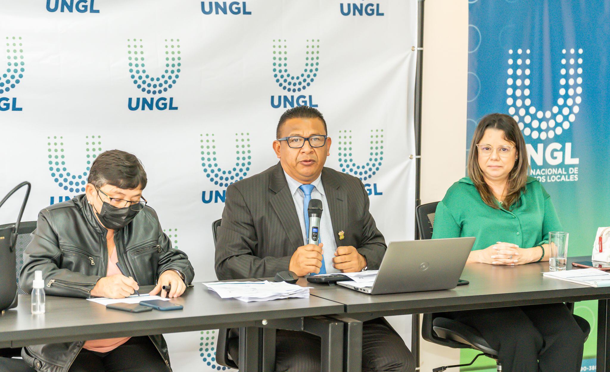 De izquierda a derecha, la vicepresidenta de la UNGL y alcaldesa de Jiménez, Lisseth Fernández Quirós; el presidente de la UNGL y alcalde de Buenos Aires, José Rojas Méndez; y la directora ejecutiva de la UNGL, Karen Porras.