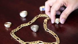 Ticas usan joyas de oro y diamantes para obtener créditos de hasta $100.000
