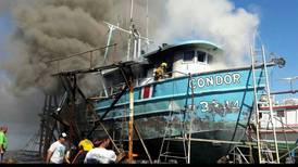 Barco pesquero valorado en ¢80 millones ardió en Puntarenas