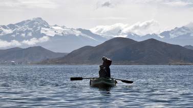 Contaminación, sobrepesca y cambio climático, amenazas del lago Titicaca
