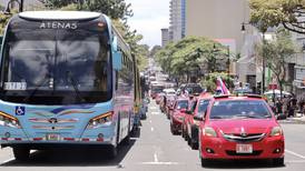 Tortuguismo de taxistas y buseros complicó tránsito por San José en ruta a Casa Presidencial