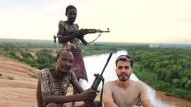 Araya Vlogs convivió con tribu en Etiopía en medio de hombres armados
