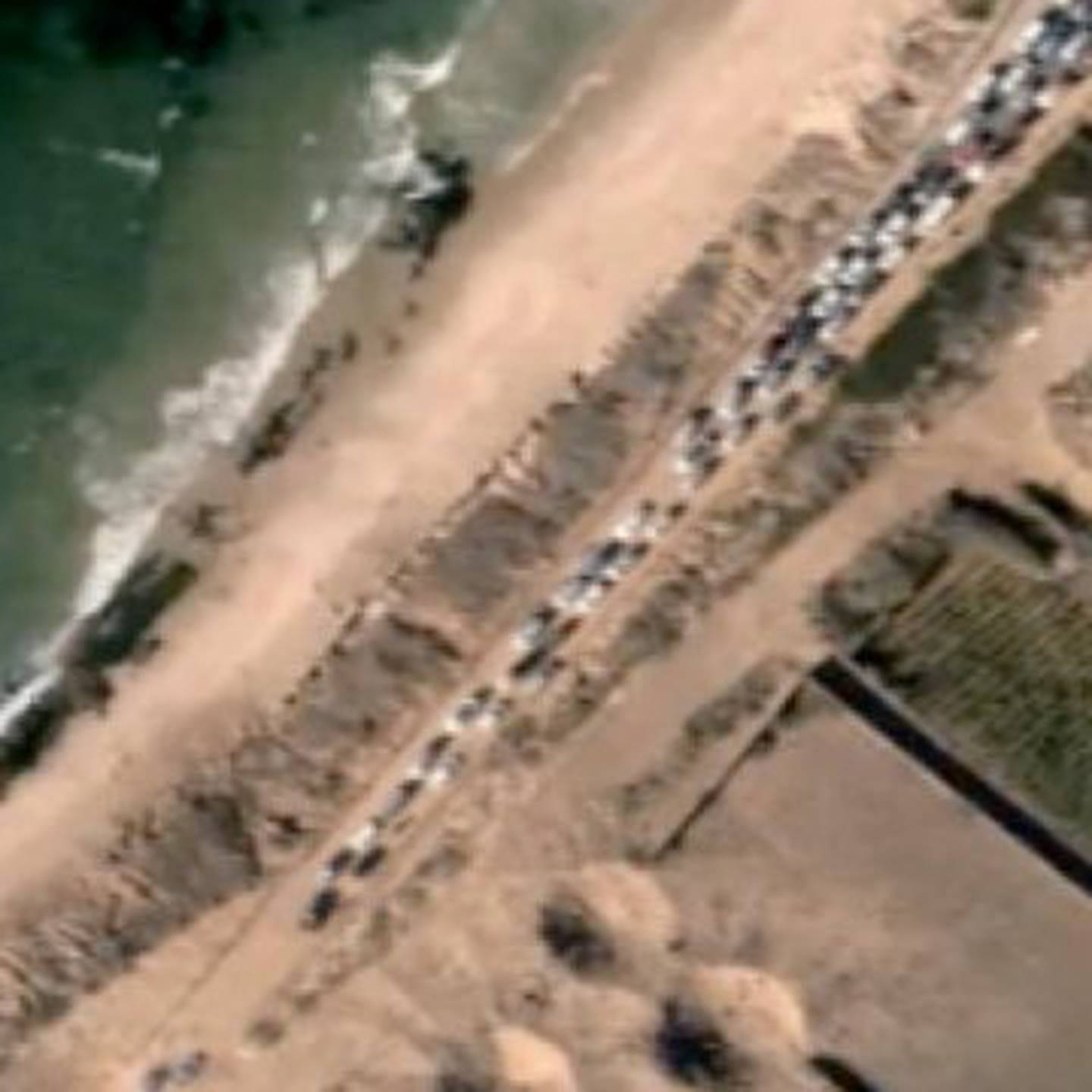 Imagen satelital difundida por Israel en la que se muestra una fila de vehículos que tratan salir de la zona de conflicto. Hamás colocó obstáculos en las carreteras.