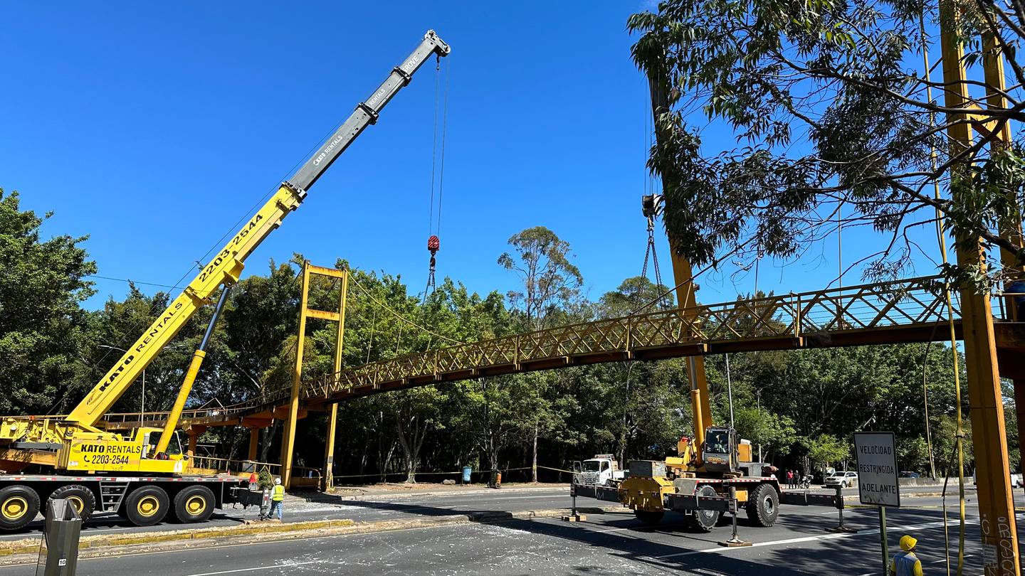 La empresa a cargo terminaría el desmontaje del puente este viernes. Ese día se habilitará el plazo por la Circunvalación. Foto: Alonso Tenorio.