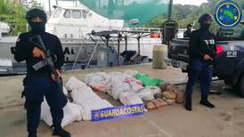 Narcotraficantes lanzan un cuarto de tonelada de marihuana al mar y huyen de guardacostas en Limón