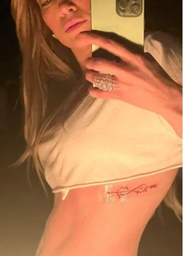 Jennifer López se tatuó un signo de infinito con su nombre y el de su esposo. 