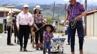 Agricultores volvieron a sacar los bueyes para celebrar su fiesta a San Isidro Labrador