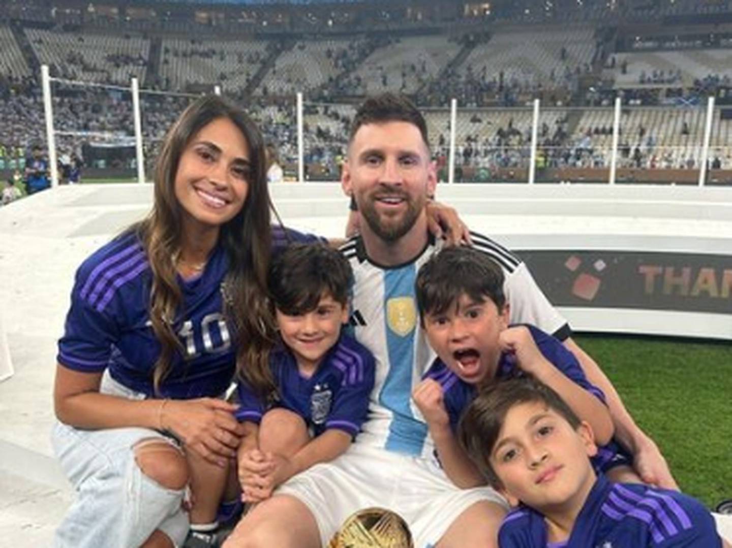 Messi con su esposa Antonella y sus hijos, luego de ganar la final del Mundial de Qatar. Instagram.