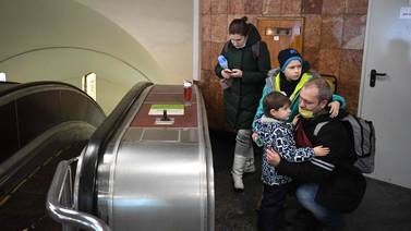 Refugiados de Ucrania acampan en una estación de tren de Polonia