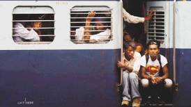 Tres jóvenes mueren arrollados tras intentar hacerse un selfi en medio de las vías del tren en India