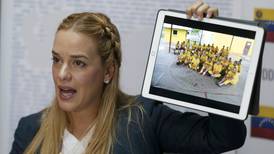Maduro fustiga a esposa de opositor Leopoldo López tras decomiso de dinero 