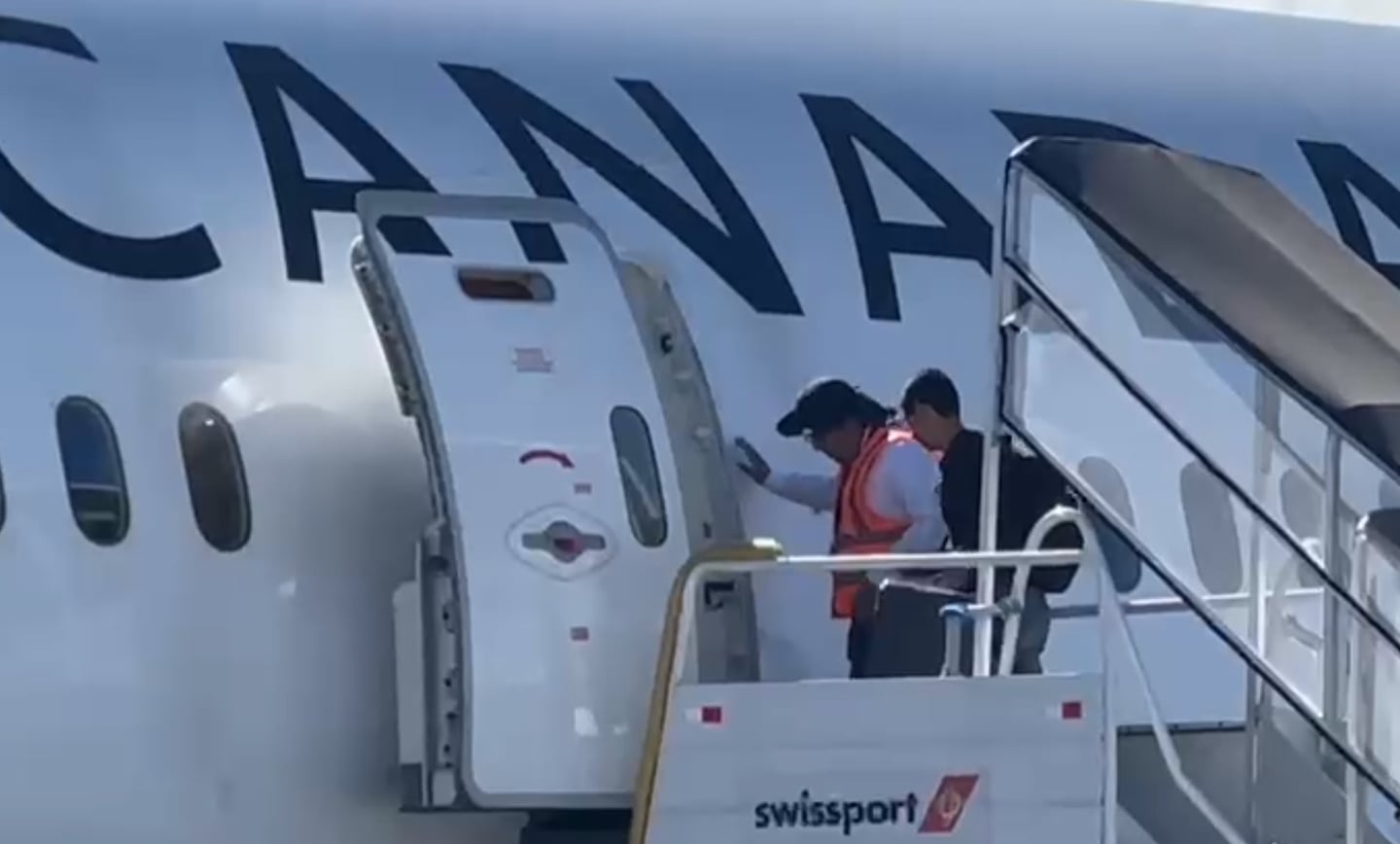 Luis Amador Jiménez, exministro del MOPT, aborda avión de Air Canadá para viajar a Montreal a autoexilio. Captura pantalla
