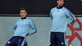 Özil y Mourinho siguen en contacto vía mensajes de texto