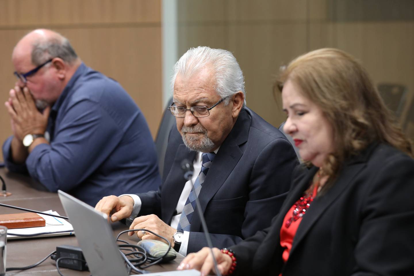 En el centro de la imagen, Carlos Jesús Salazar Vargas, representante del Estado en la Junta Directiva de la Caja Costarricense de Seguro Social. Foto: Asamblea Legislativa