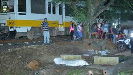 Peatón golpeado por el tren fallece al caer a cauce de río en Alajuela