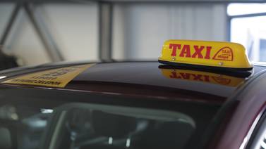 Taxistas condicionan invertir en autos eléctricos a aprobación de ley que regula plataformas de transporte
