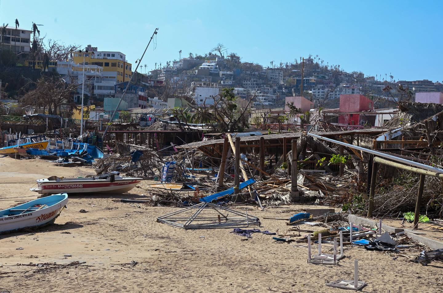 Imagen de construcciones devastadas por la fuerza de Otis en Acapulco